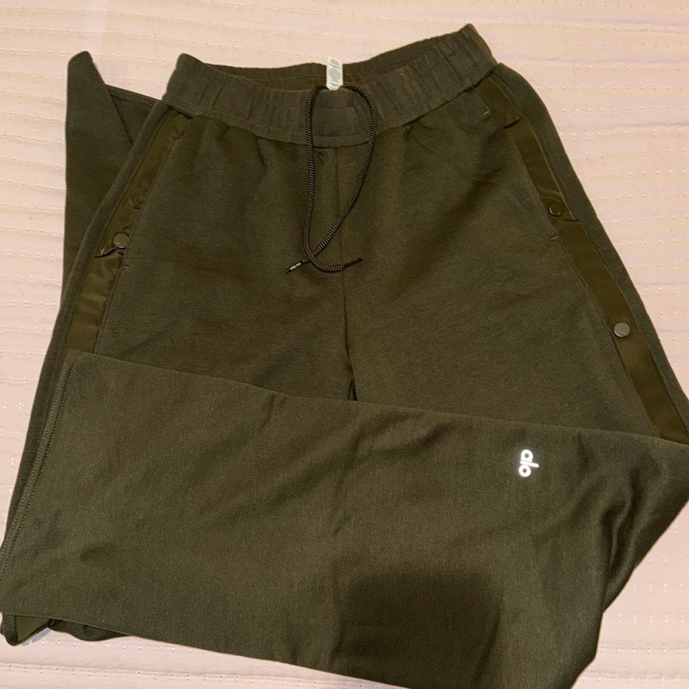 NEW ALO YOGA SWEATS